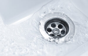 Foto eines Abflusses in einem Waschbecken oder einer Dusche