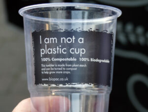 Foto eines Bechers aus Bioplastik