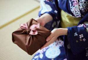 Foto von einem Geschenk, das mit der Furoshiki-Technik eingepackt wurde