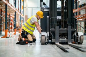 Wartungsarbeit an einem Gabelstapler