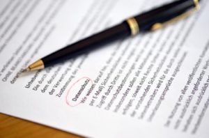 Schriftstück + Kugelschreiber