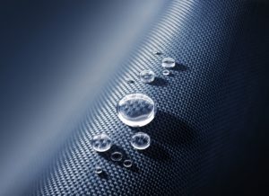 Wassertropfen auf Kunstoffgewebe