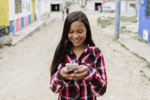 Junge Latina mit Smartphone