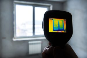 Wärmebildkamera mit Bild eines schlecht isolierten Fensters
