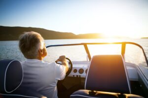 Im Cockpit eines fahrenden Motorboot