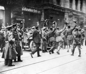 Novemberrevolution_1918-1919:_Soldaten_feiern_die_Ausrufung_des_Freistaates_Bayern_in_Muenchen_-_07.11.1918_-_Aufnahme:_Presse-Illustrationen_Heinrich_Hoffmann_-_Erschienen_in:_'Berliner_Morgenpost'_05.04.1959_Originalaufnahme_im_Archiv_von_ullstein_bild