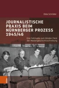 Buchcover mit Titel, Autor und schwar-weißes Foto von vier Personen mit Kopfhörern bei einer Gerichtsverhandlung.