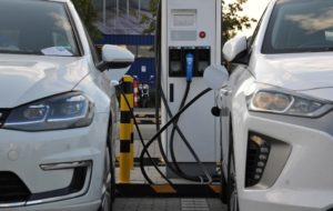 Elektroautos an Ladesäulen