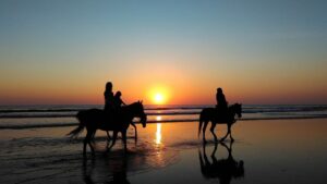 Reiter an Strand