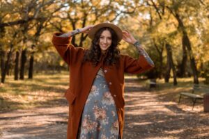 Frau vor herbstlicher Parkkulisse