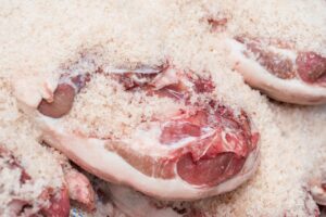 Einpöklen von Schinkenfleisch