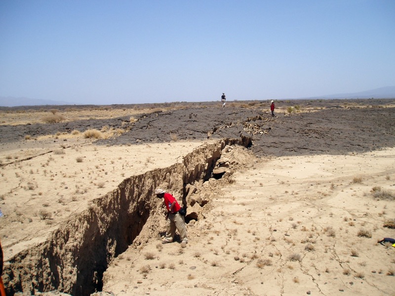 Im Afar-Rift im Norden Äthiopiens zeigen sich deutliche Spalten im Boden. Foto: Derek Keir, National Oceanography Centre Southhampton