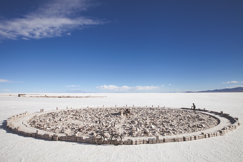 Eine der weltweit größten Salzebenen befindet sich in Bolivien. Die Salar de Uyuni erstreckt sich auf 10.000 Quadratkilometer. In dem einstigen Salzsee brechen die Arbeiter das Salz aus dem Boden und stapeln es kreisförmig auf. (Foto: © Luke Duggleby / Landa-Ochandiano arquitectos)
