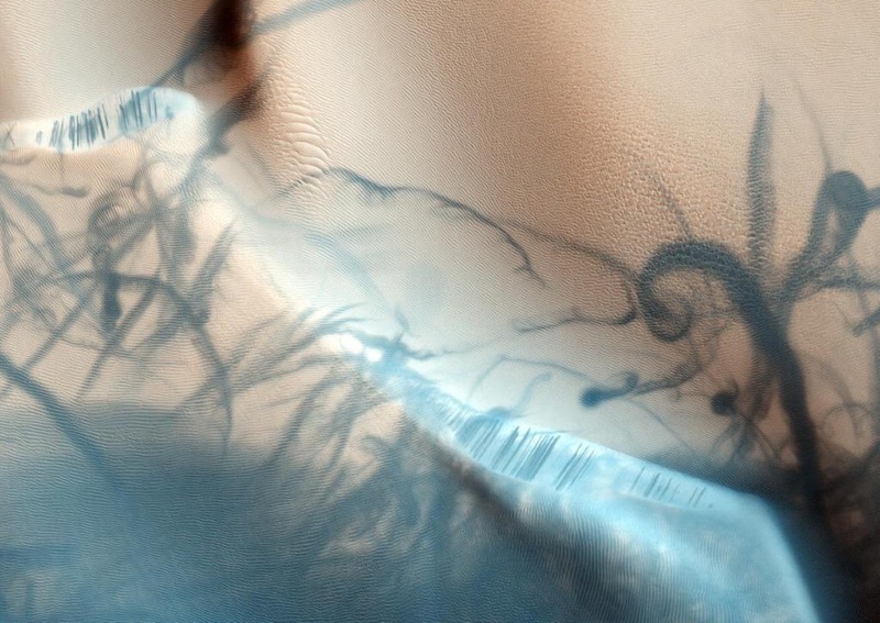 Sogenannte Staubteufel, im Grunde kleine Tornados, fegen häufig tiefere Bodenschichten frei und lassen Muster auf der Marsoberfläche entstehen. (Foto: NASA/JPL-Caltech/University of Arizona)
