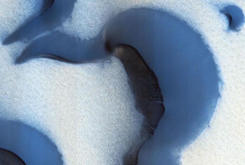 Sanddünen in der Nähe des Mars-Nordpols. Während des Mars-Sommers ist der Boden nicht flächendeckend mit Eis bedeckt. (Foto: NASA/JPL-Caltech/University of Arizona/HI-RISE)