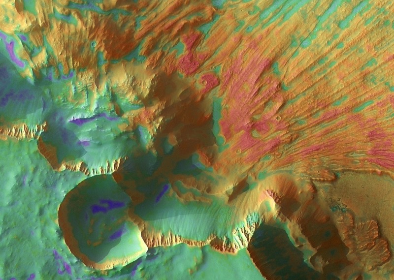 Auch auf dem Mars kommt es zu Bergrutschen. Meist bringt stete Erosion die Wand eines Canyons zum Einsturz. (Foto: NASA/JPL-Caltech/University of Arizona/HI-RISE)