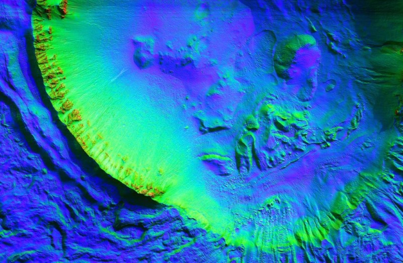 Rinnen, in denen Sand fließt, durchziehen diesen acht Kilometer breiten Krater. (Foto: NASA/JPL-Caltech/University of Arizona HiRISE Science Team)