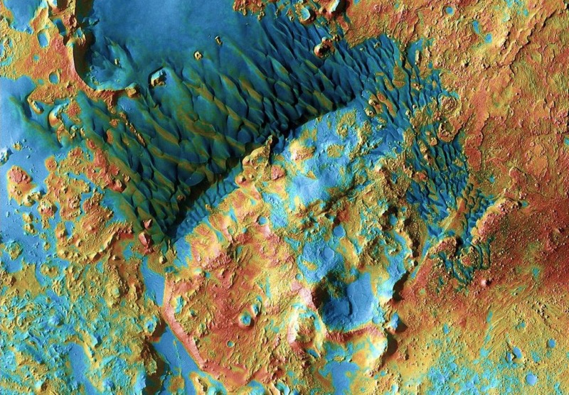 Die Hochlandregion Arabia Terra zählt zu den ältesten Gebieten auf dem Mars, in der sich zahlreiche Krater mit einem Durchmesser von bis zu 200 Kilometern befinden. Im Bild ist das Zentrum eines solchen Kraters zu sehen. (Foto: NASA/JPL-Caltech/University of Arizona/HI-RISE)