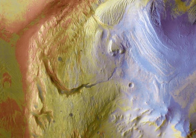 Der Gale Krater ist eine geologische Fundgrube für Wissenschaftler. Der Abgrund formte sich vor etwa drei Milliarden Jahren und besteht aus verschiedenen Gesteinsschichten. (Foto: NASA/JPL-Caltech/University of Arizona/HI-RISE)