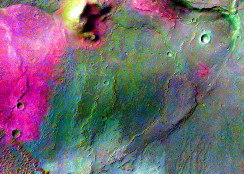 Der zwei Kilometer tiefe Nili Patera ist im Gegensatz zu vielen seiner Artgenossen kein Einschlagkrater, sondern vulkanischen Ursprungs. (Foto: NASA/JPL-Caltech/Arizona State University)