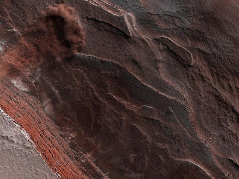 Im Frühjahr lösen sich von Klippen wie dieser am Nordpol des Mars große Lawinen. Die Aufnahme gibt einen Einblick in die Schichten der Planetenoberfläche. (Bild ©  NASA/JPL-Caltech/University of Arizona)