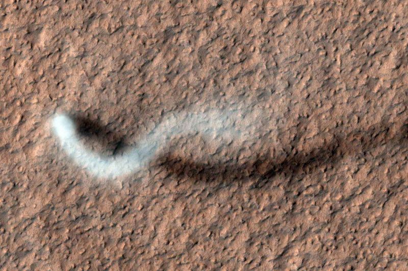 Eine überraschende Aufnahme eines hoch aufragenden Staubteufels: Die Schattenlänge dieses Wirbelsturms deutet darauf hin, dass er mehr als 800 Meter hoch war - etwa so groß wie der Burj Khalifa. (Bild ©  NASA/JPL-Caltech/University of Arizona)