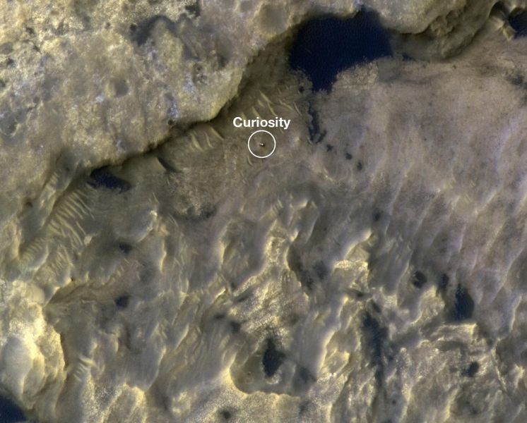 Dieser Schnappschuss vom Mai 2019 zeigt den NASA-Marsrover Curiosity. Das "rollende Chemielabor" erkundet die Landschaft im Gale-Krater. Hier untersucht er gerade tonhaltige Gesteinsformationen. (Bild ©  NASA/JPL-Caltech/University of Arizona)