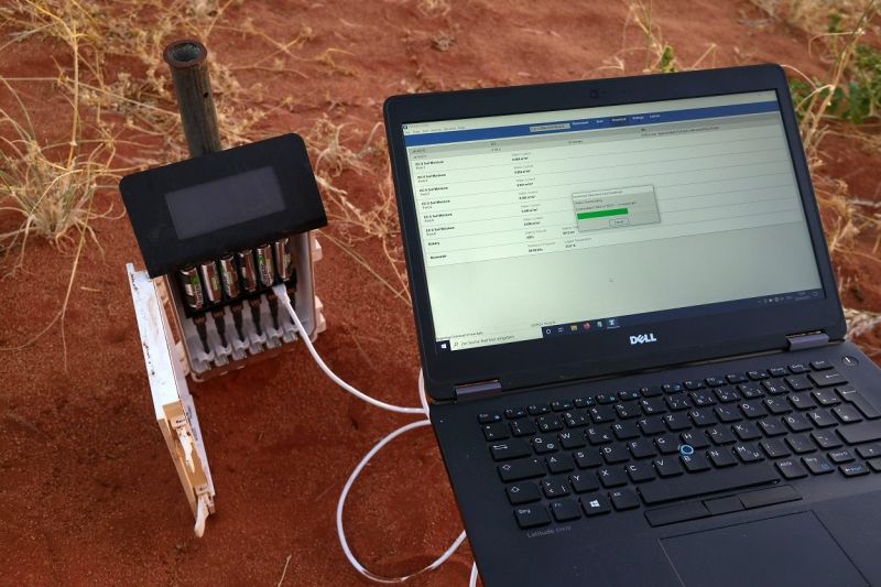 Messdaten der eingegrabenen Bodenfeuchtesensoren werden zur späteren Analyse auf einen Computer übertragen. (Bild: Stephan Getzin)