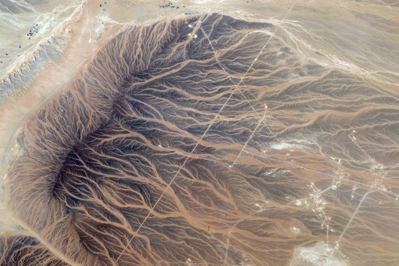 Fingerabdrücke des Wassers im Sand über dem Oman. (Foto: NASA)