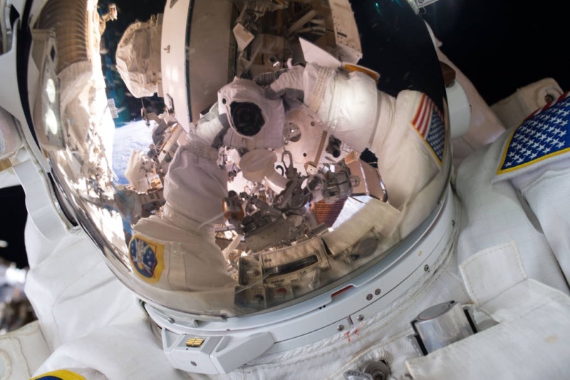 Garantiert ein Unikat unter den bislang bekannten Selfie-Motiven: ISS-Kommandant Kelly lichtete sich selbst während eines Spacewalks ab. (Foto: NASA)