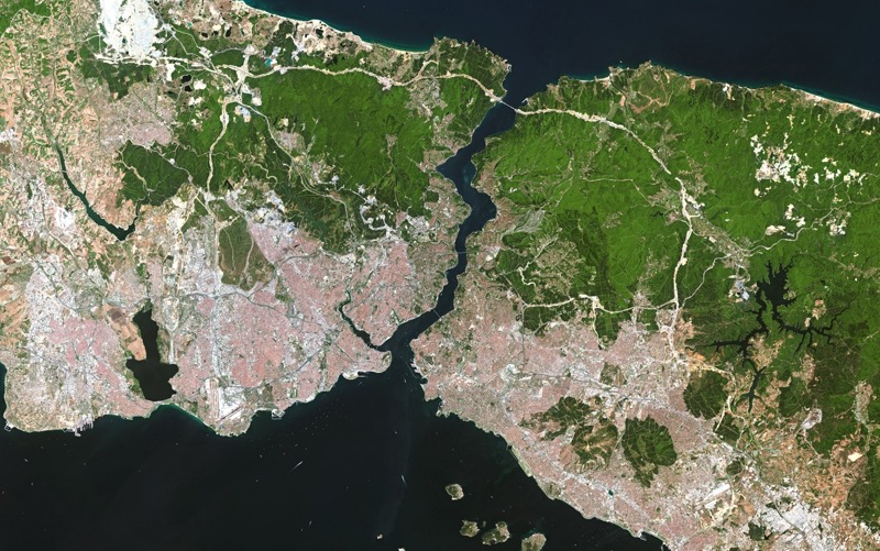 Der Bosporus verbindet das Schwarze Meer mit dem Mittelmeer und trennt den europäischen Teil Istanbuls (links) vom asiatischen (rechts). (Foto: eoVision 2017/ESA, 2017)