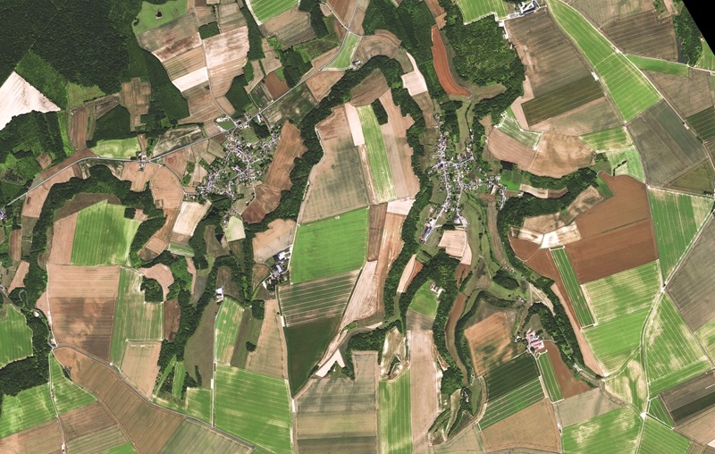 Die Landwirtschaft um die nordfranzösischen Dörfer Saint Aubin und Selens hat seine Spuren auf dem einst bewaldeten Plateau hinterlassen. (Foto: eoVision 2017/European Space Imaging 2017)