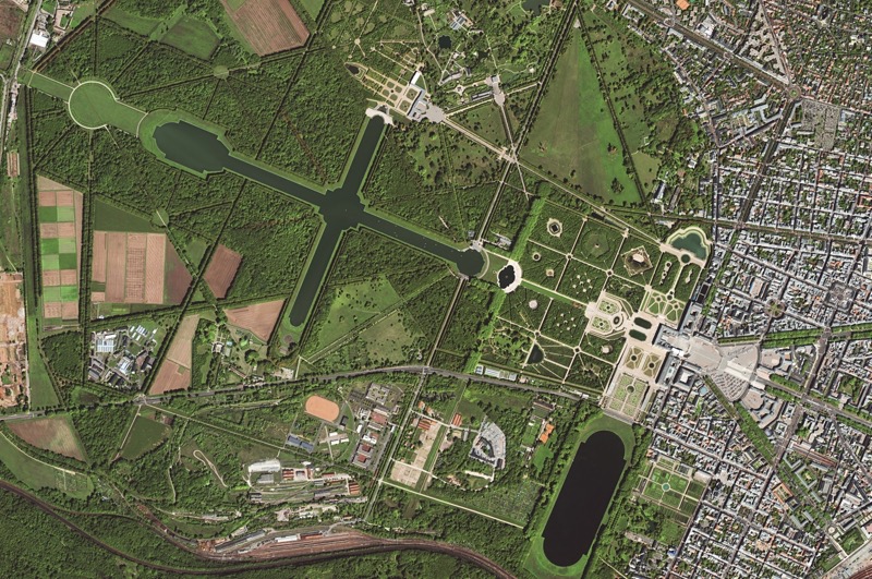 Das Schloss von Versailles ist ein geschichtsträchtiger Ort. Hier wurde 1919 der Friedensvertrag nach dem Ersten Weltkrieg unterschrieben. (Foto: eoVision 2017/European Space Imaging 2017)