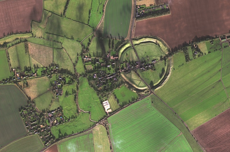 Im südenglischen Avebury befindet sich der weltweit größte Steinkreis der Jungsteinzeit. (Foto: eoVision 2017/European Space Imaging 2017)