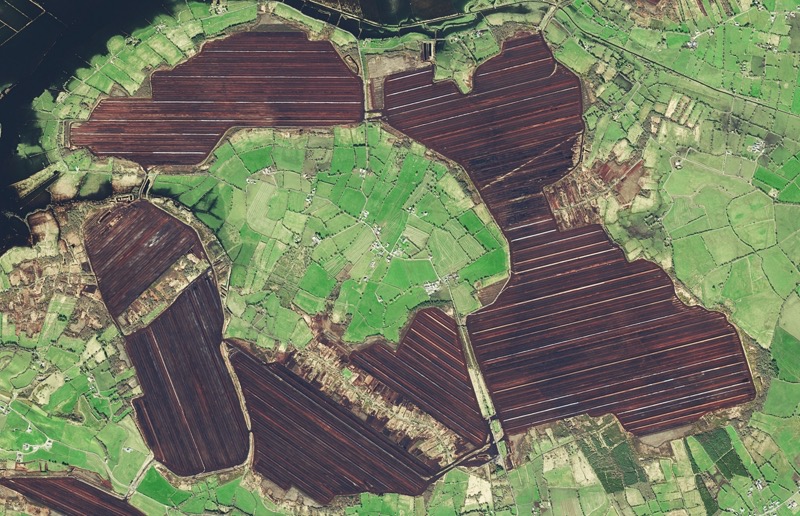 Im Herzen Irlands, in Athlone, wird seit jeher Torf gestochen. (Foto: eoVision 2017/European Space Imaging 2017)