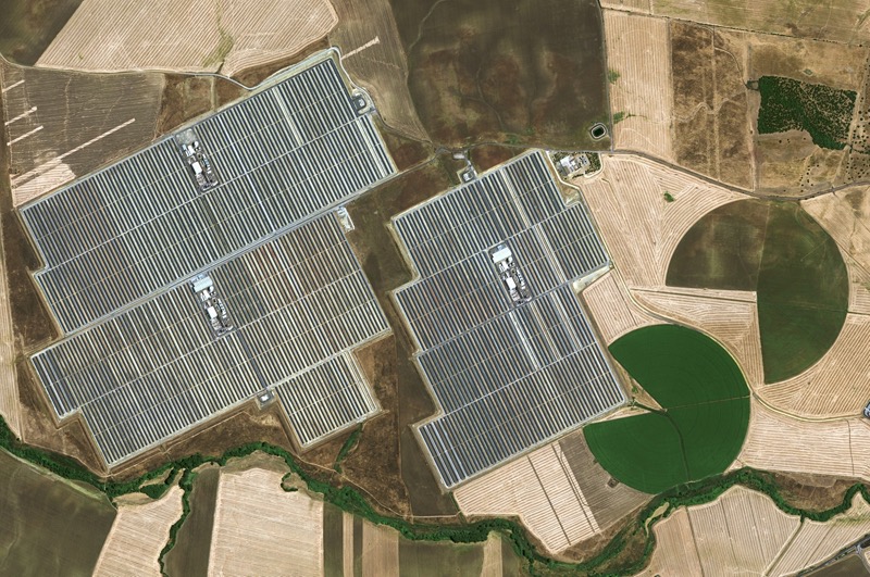 In der Nähe von Sevilla sind verschiedene Solarkraftwerke entstanden. (Foto: eoVision 2017/European Space Imaging 2017)