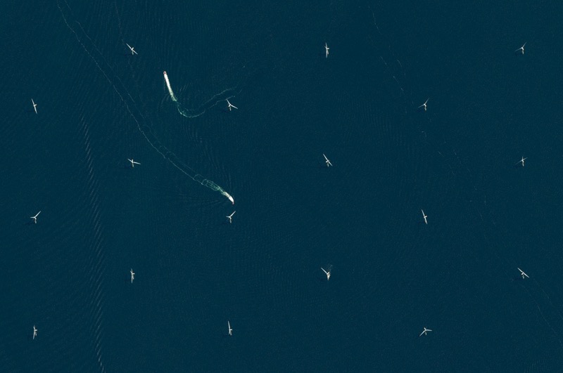 In der Irischen See bei Liverpool stehen die Turbinen des Offshore-Windparks. (Foto: eoVision 2017/European Space Imaging 2017)