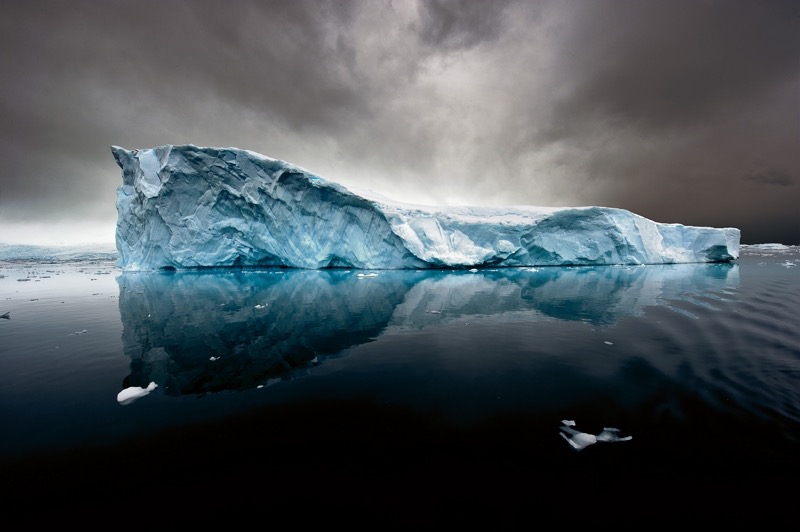 Eisberge kommen in vielen verschiedenen Formen vor. Tafeleisberge wie dieser entstehen, wenn größere Brocken aus einer Schelfeisplatte herausbrechen. (Foto: Michael Martin)