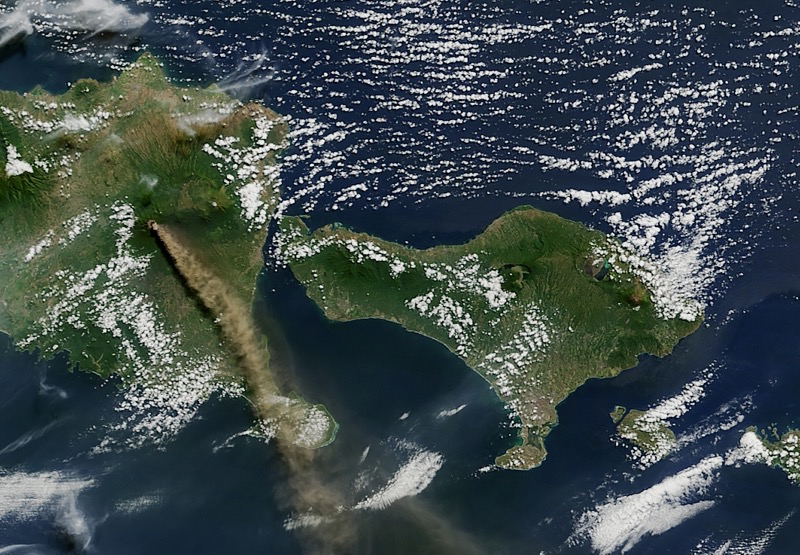 Auf der Insel Java begann Anfang Juli der Vulkan Raung, Asche und Lava zu spucken. Foto: NASA Earth Observatory