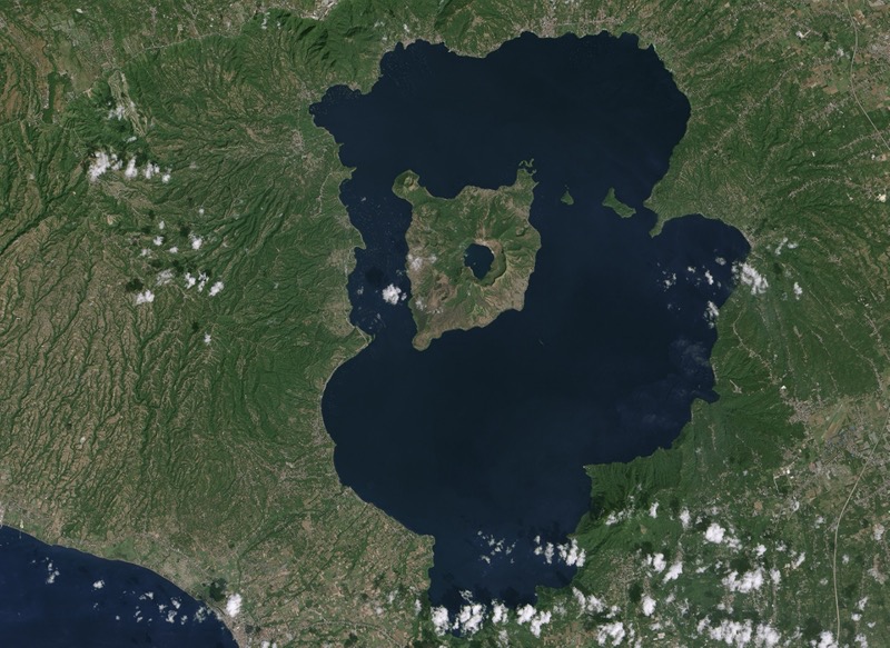 Der Krater-See liegt fast mittig in der Vulkaninsel, die sich im Taal-See auf den Philippinen befindet. Foto: NASA Earth Observatory