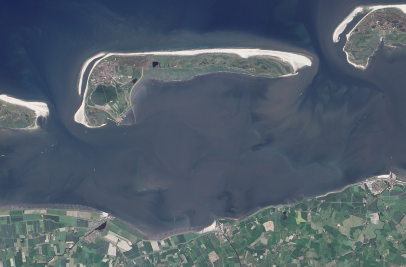 Die Insel Langeoog etwa acht Kilometer vor der deutschen Nordseeküste. Foto: NASA Earth Observatory