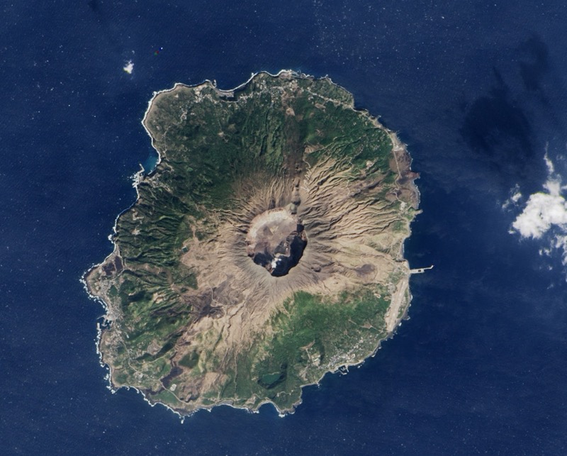 Im Sommer 2000 brach der Vulkan auf der kleinen japanischen Insel Miyakejima aus. Foto: NASA Earth Observatory