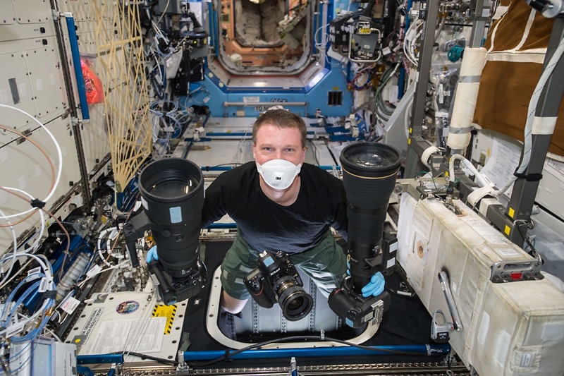 US-Astronaut Terry Virts bereitet sich vor, um wissenschaftliche Fotos zu machen. Foto: NASA