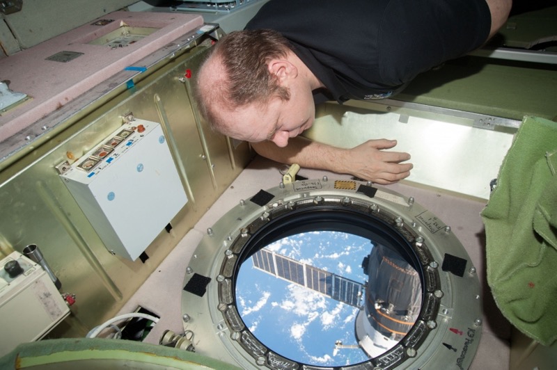 Der Blick aus dem ISS-Fenster zeigt die Erde von oben. Foto: NASA