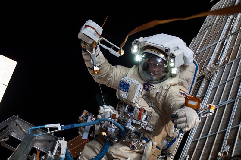Oleg Artemyev während eines Weltraum-Spaziergangs. Foto: NASA
