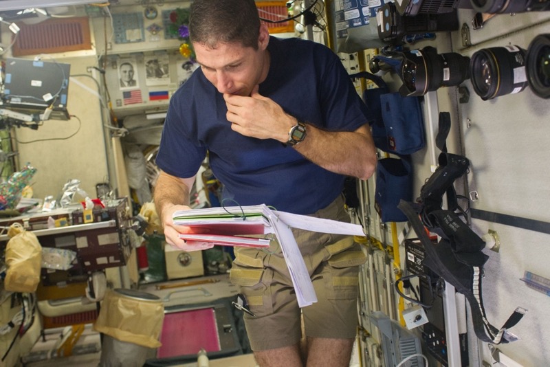 Selbst das dickste Handbuch wird auf der ISS zur leichten Lektüre. Foto: NASA