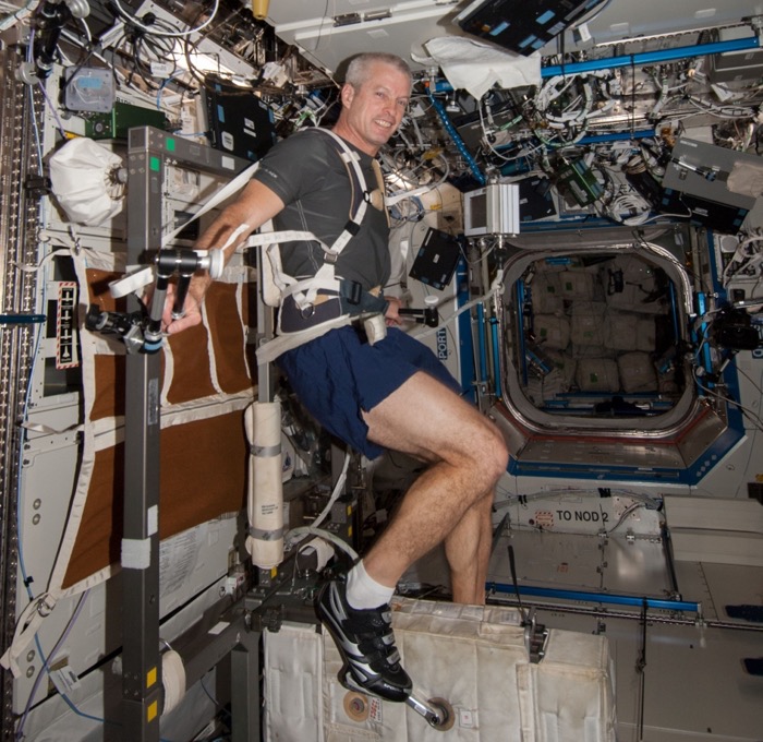 NASA-Astronaut Steve Swanson beim Workout. Foto: NASA