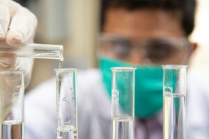 Wissenschaftler mit Reagenzgläsern
