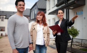 Immobilienmaklerin mit Kunden