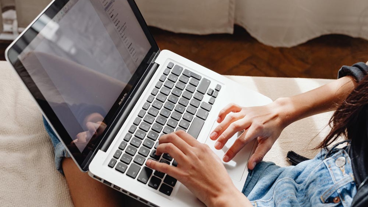 Texteingabe am Laptop